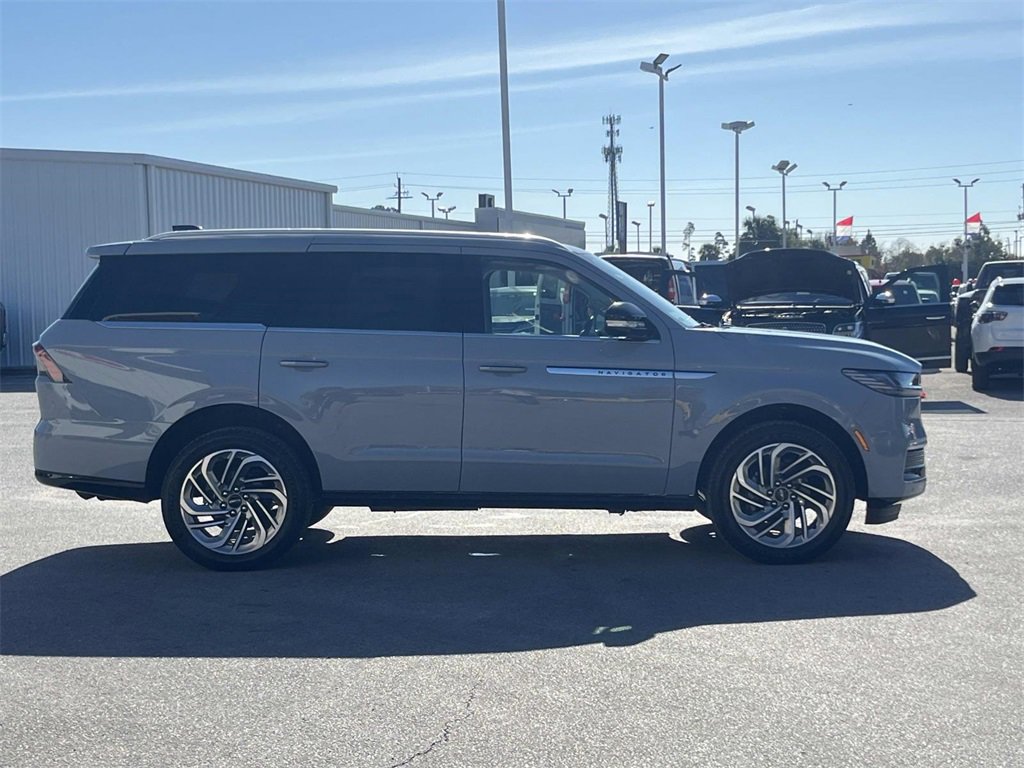 New 2025 Lincoln Navigator Reserve image 6