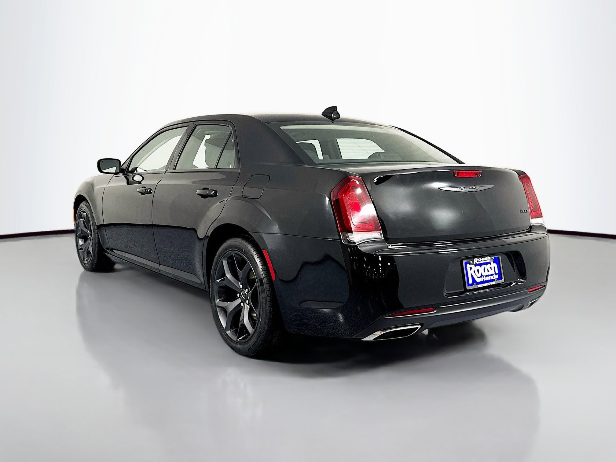 Used 2021 Chrysler 300 Touring w/ Sport Appearance Package RWD image 7