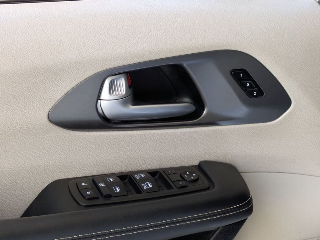 Used 2024 Chrysler Pacifica Touring-L image 13