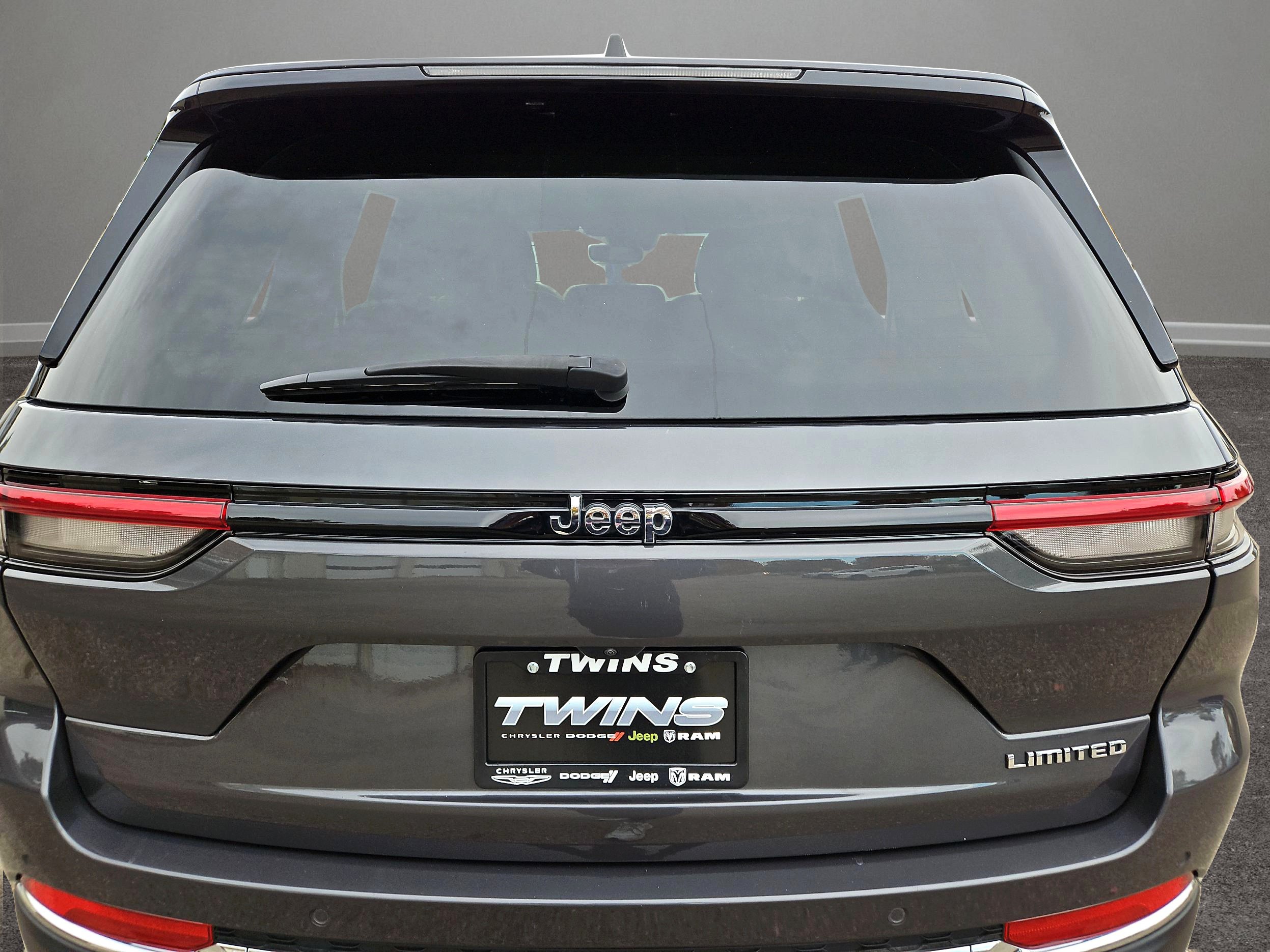 Used 2023 Jeep Grand Cherokee Limited RWD image 30