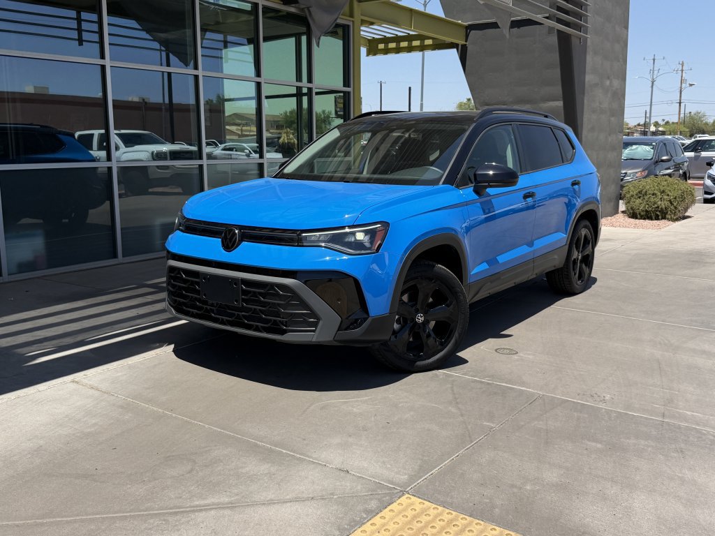 Used 2025 Volkswagen Taos SE AWD/4WD image 2