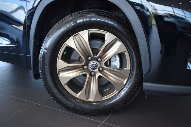 Used 2023 Toyota Highlander Bronze Edition FWD image 2