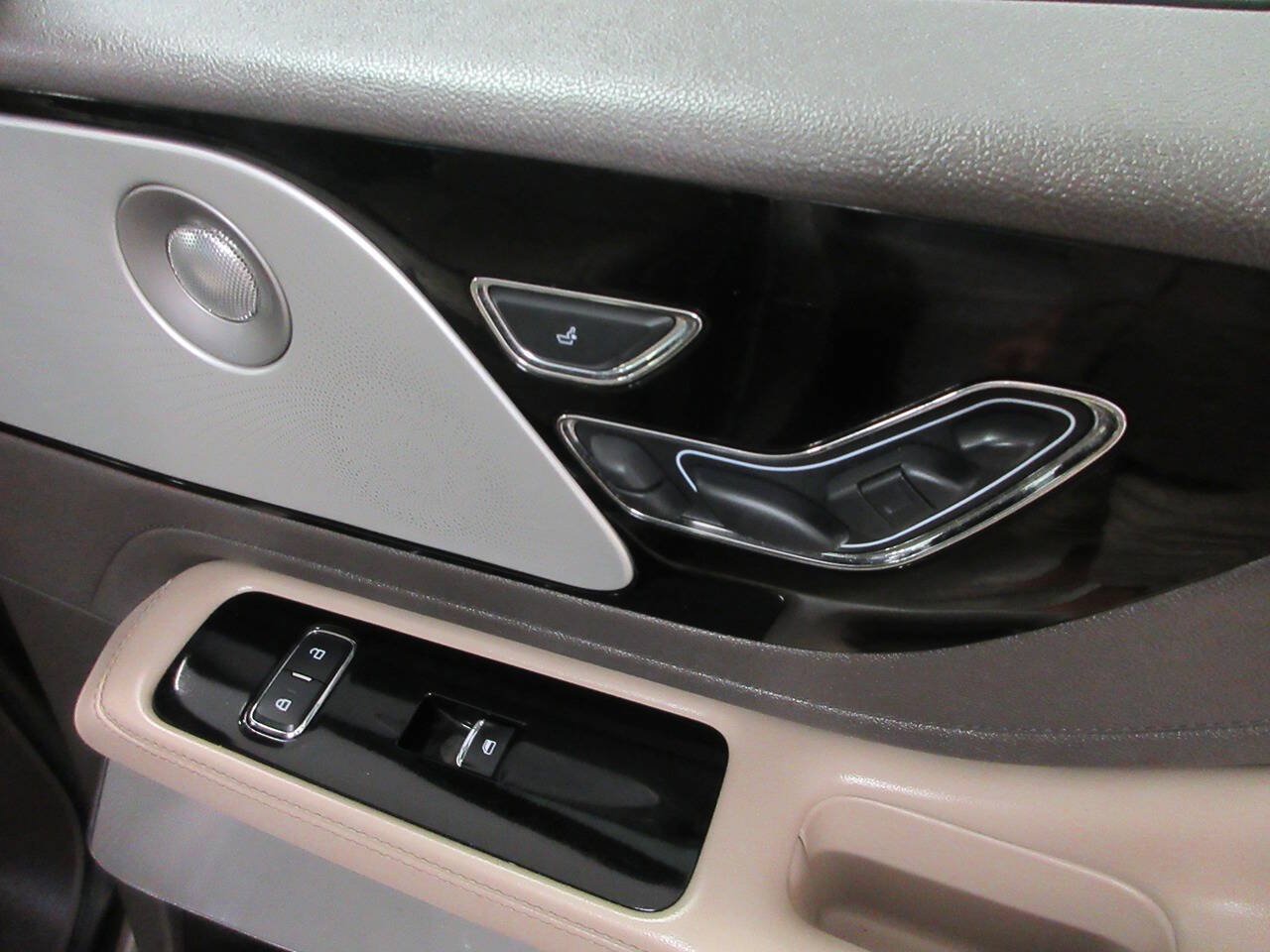 Used 2020 Lincoln Aviator Reserve w/ Equipment Group 202A AWD/4WD image 38
