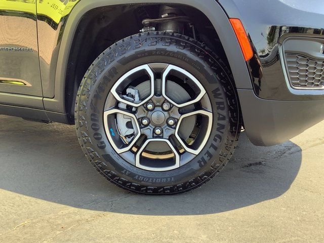 New 2023 Jeep Grand Cherokee Trailhawk w/ Luxury Tech Group III AWD/4WD image 3