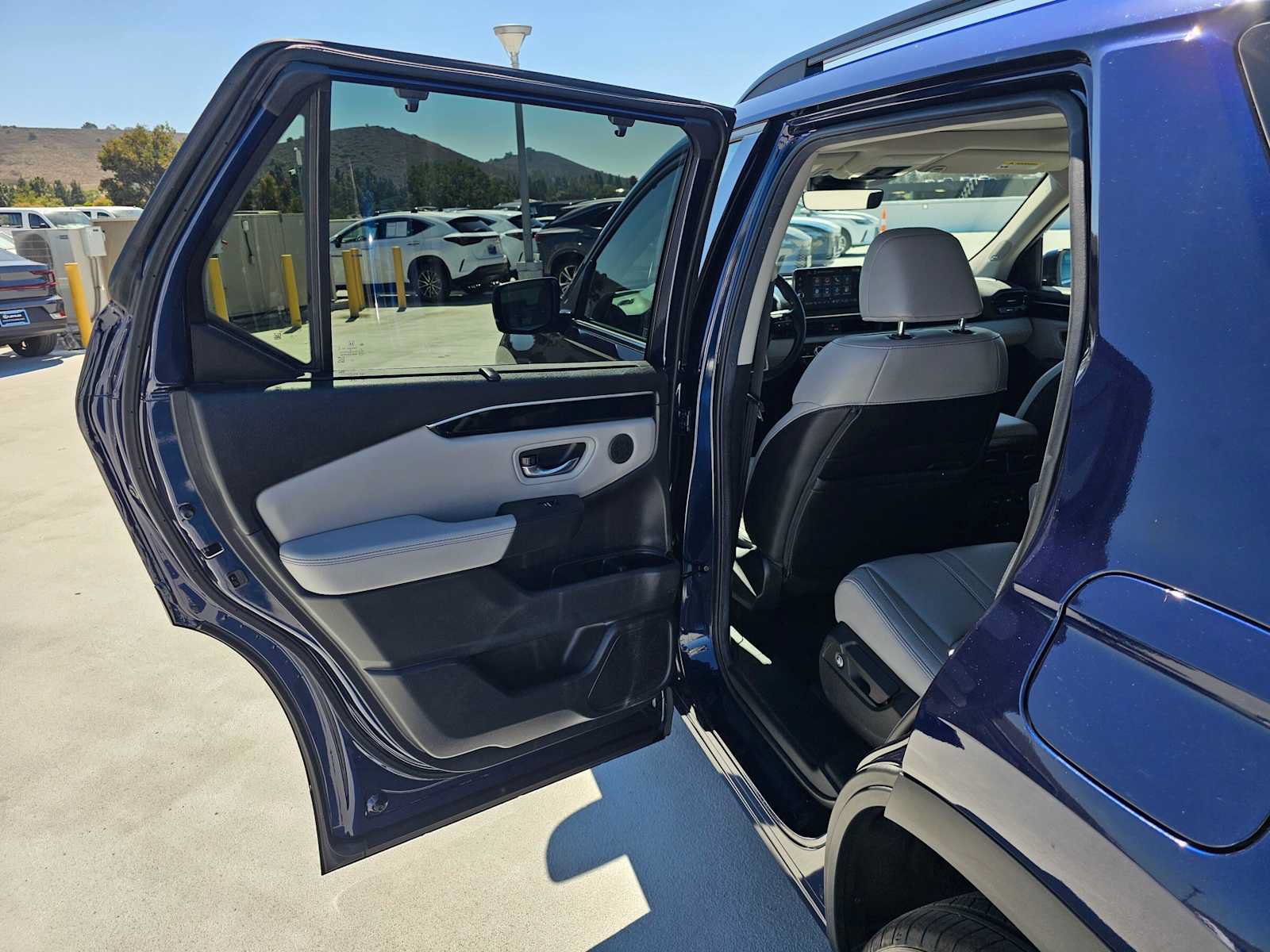 Used 2025 Honda Pilot Touring image 17