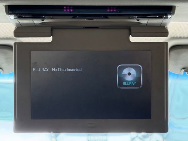 Used 2018 Chevrolet Suburban LT RWD image 16