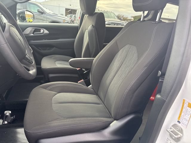 Used 2024 Chrysler Pacifica Touring FWD image 22