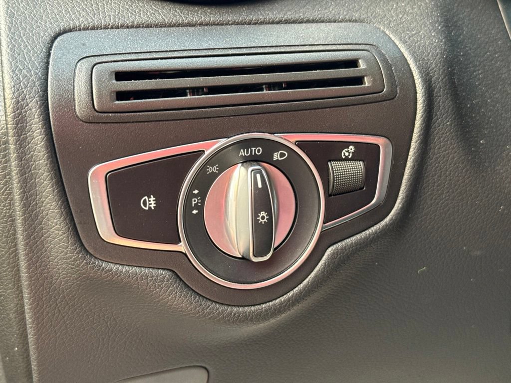 Used 2019 Mercedes-Benz GLC 300 4MATIC w/ Premium Package image 18