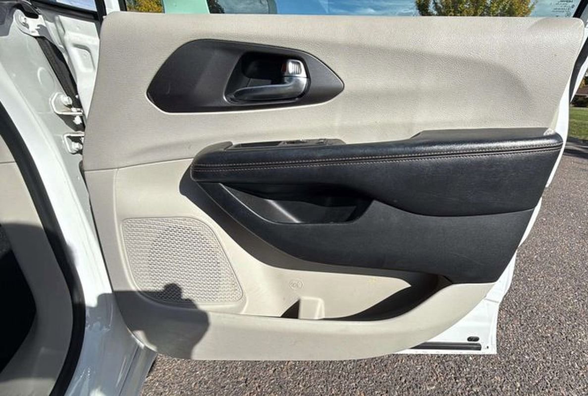 Used 2020 Chrysler Pacifica Touring-L image 19