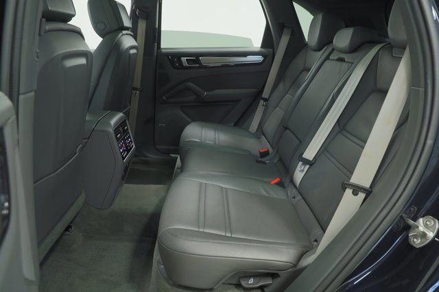 Used 2022 Porsche Cayenne Platinum Edition image 37