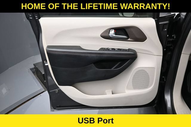 Used 2018 Chrysler Pacifica Touring-L Plus FWD image 11