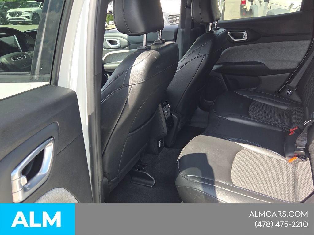 Used 2025 Jeep Compass Latitude AWD/4WD image 10