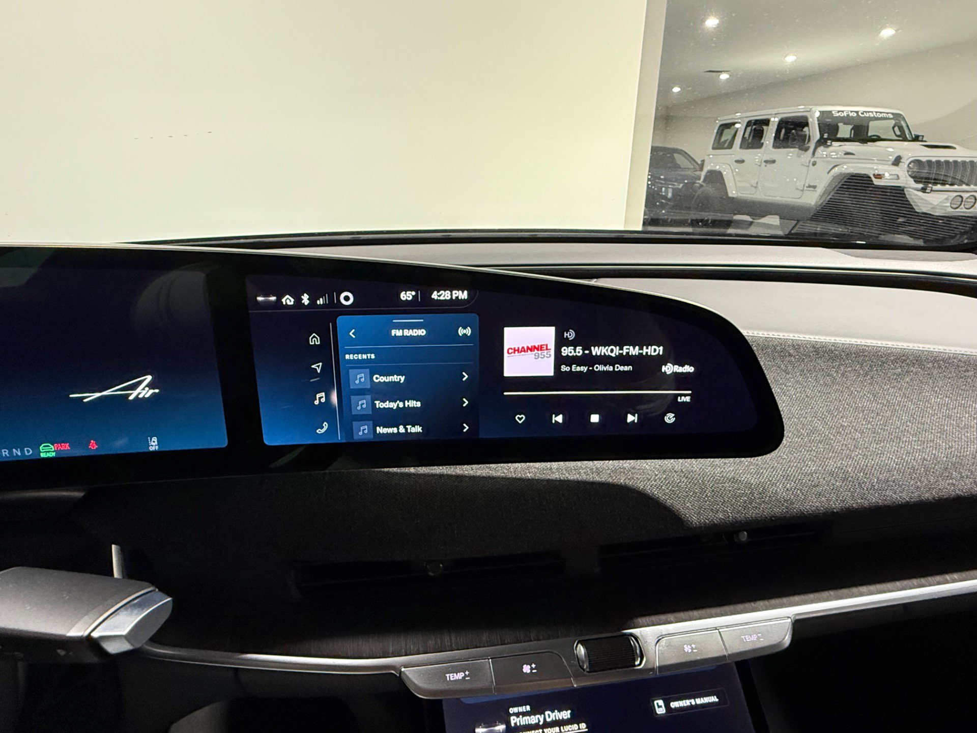 Used 2024 Lucid Air Touring AWD/4WD image 31