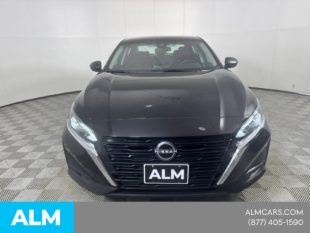 Used 2025 Nissan Altima 2.5 SV FWD image 2