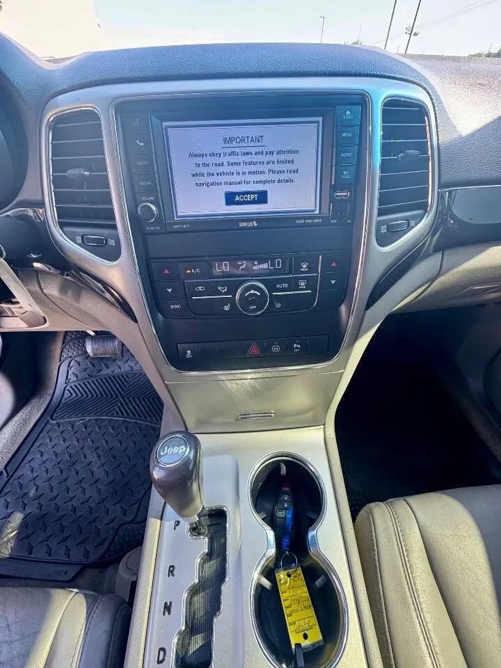 Used 2012 Jeep Grand Cherokee Laredo AWD/4WD image 12