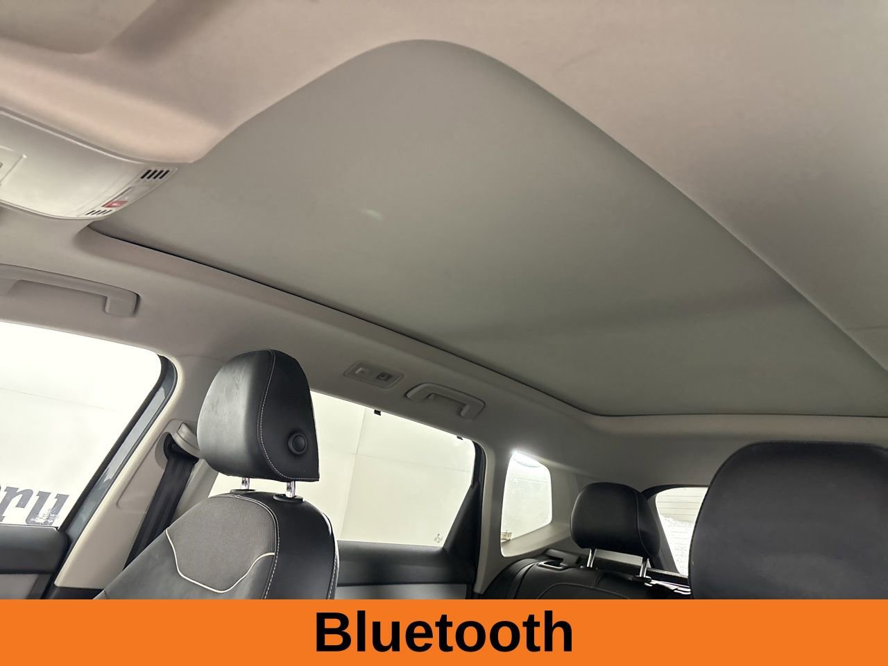 Used 2023 Volkswagen Taos SE w/ Panoramic Sunroof Package image 9