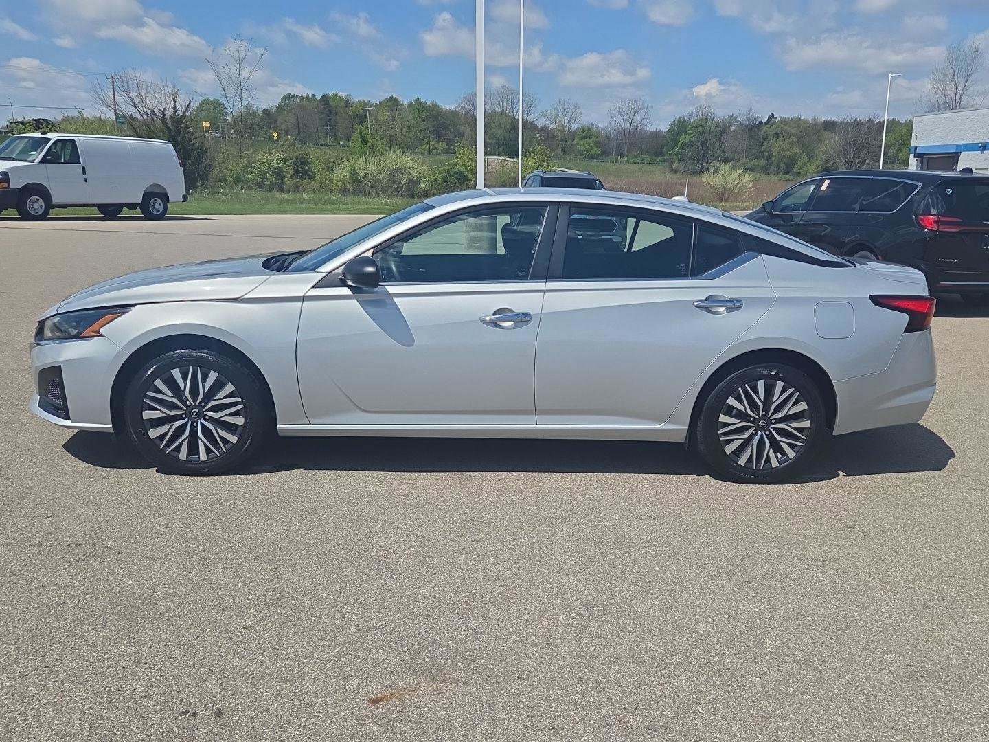 Used 2024 Nissan Altima 2.5 SV AWD/4WD image 2