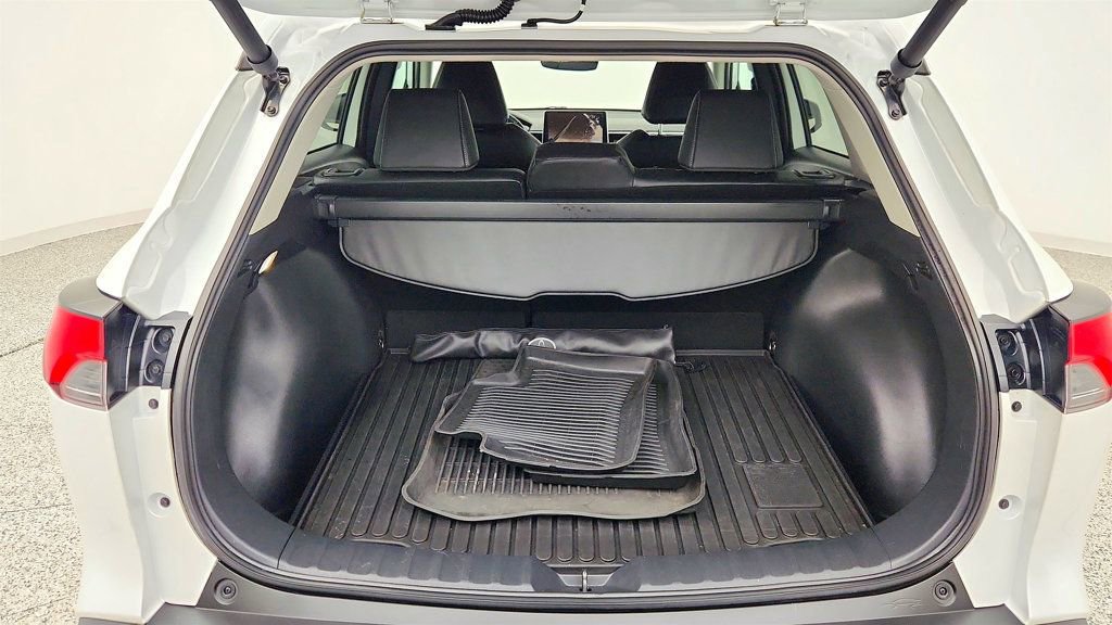 Used 2024 Toyota Corolla Cross XLE w/ Convenience Package image 22