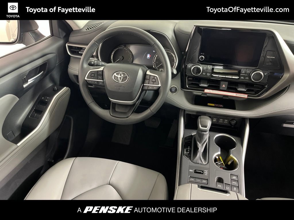 Certified 2026 Toyota Highlander XLE AWD/4WD image 2