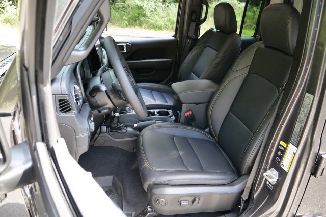 Used 2025 Jeep Gladiator Sport image 3