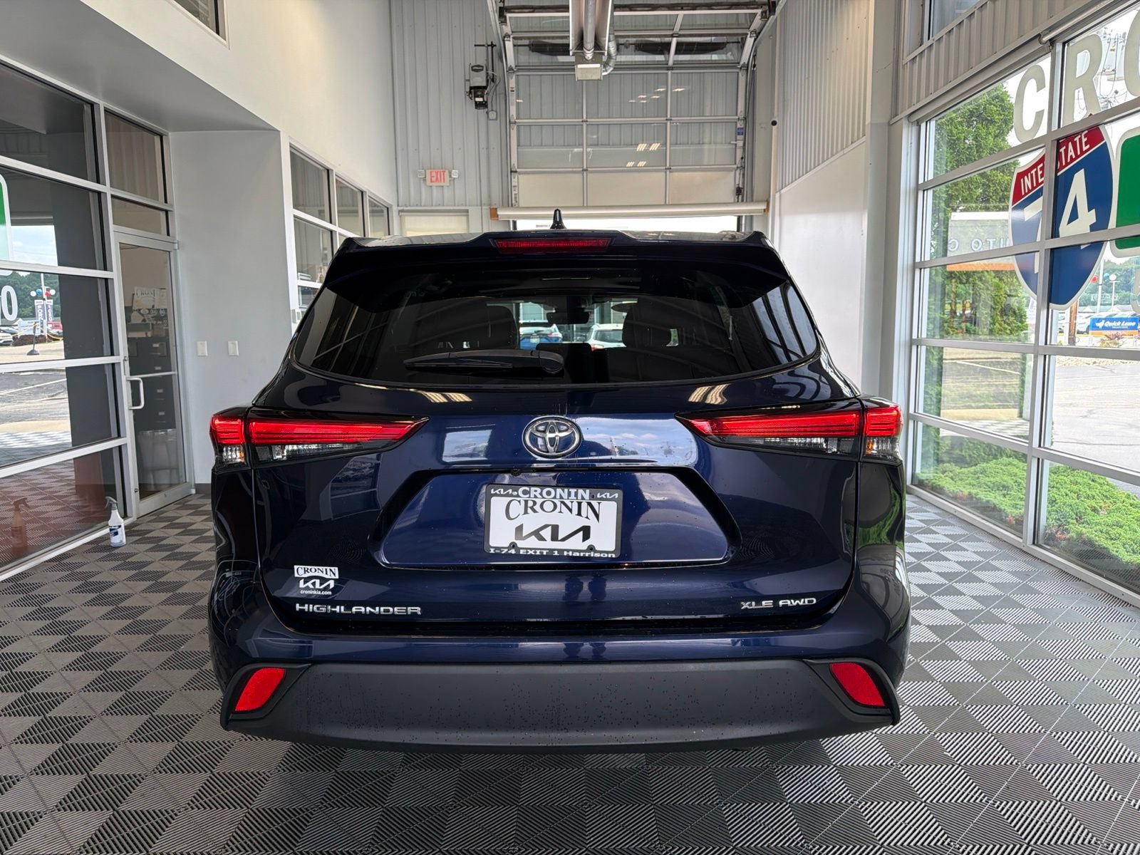 Used 2022 Toyota Highlander XLE AWD/4WD image 3