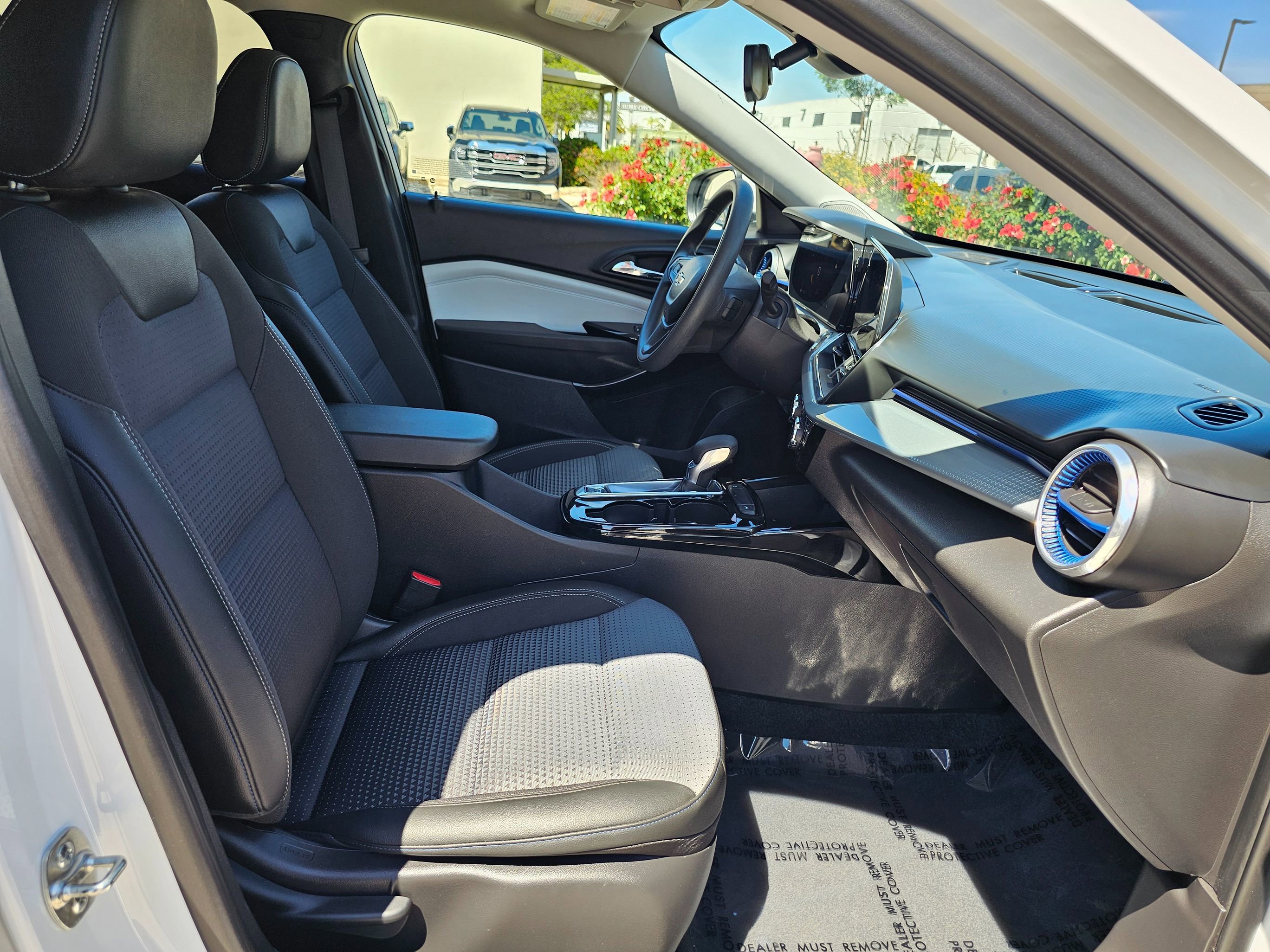 Used 2025 Chevrolet Trax LT FWD image 29