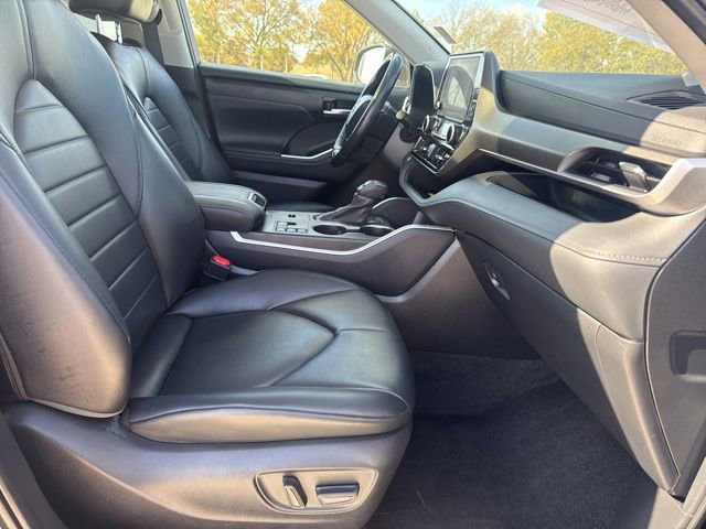 Used 2024 Toyota Highlander XLE FWD image 17