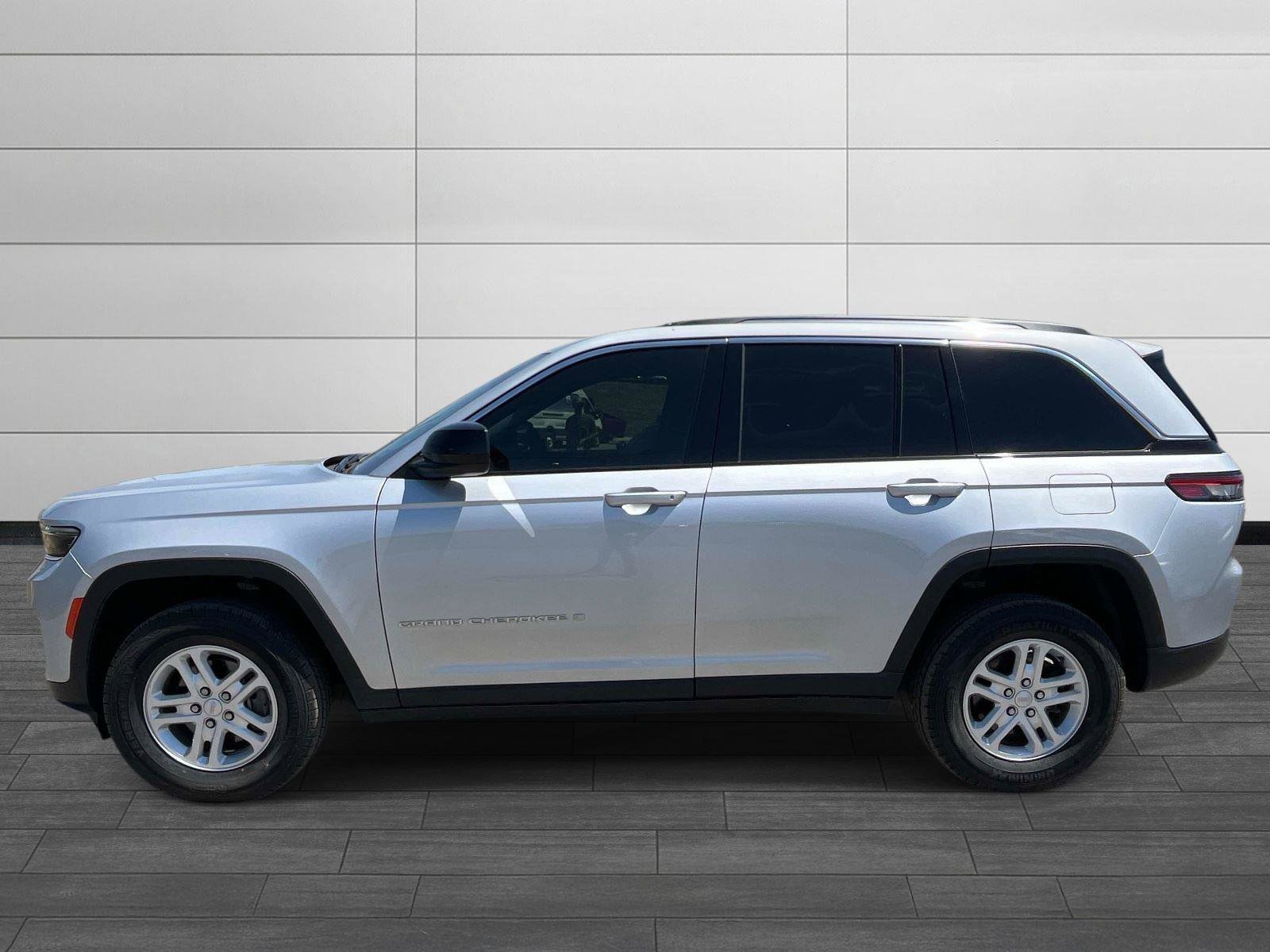 Used 2022 Jeep Grand Cherokee Laredo AWD/4WD image 5