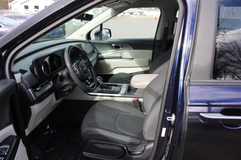 Used 2022 Kia Carnival LX image 11