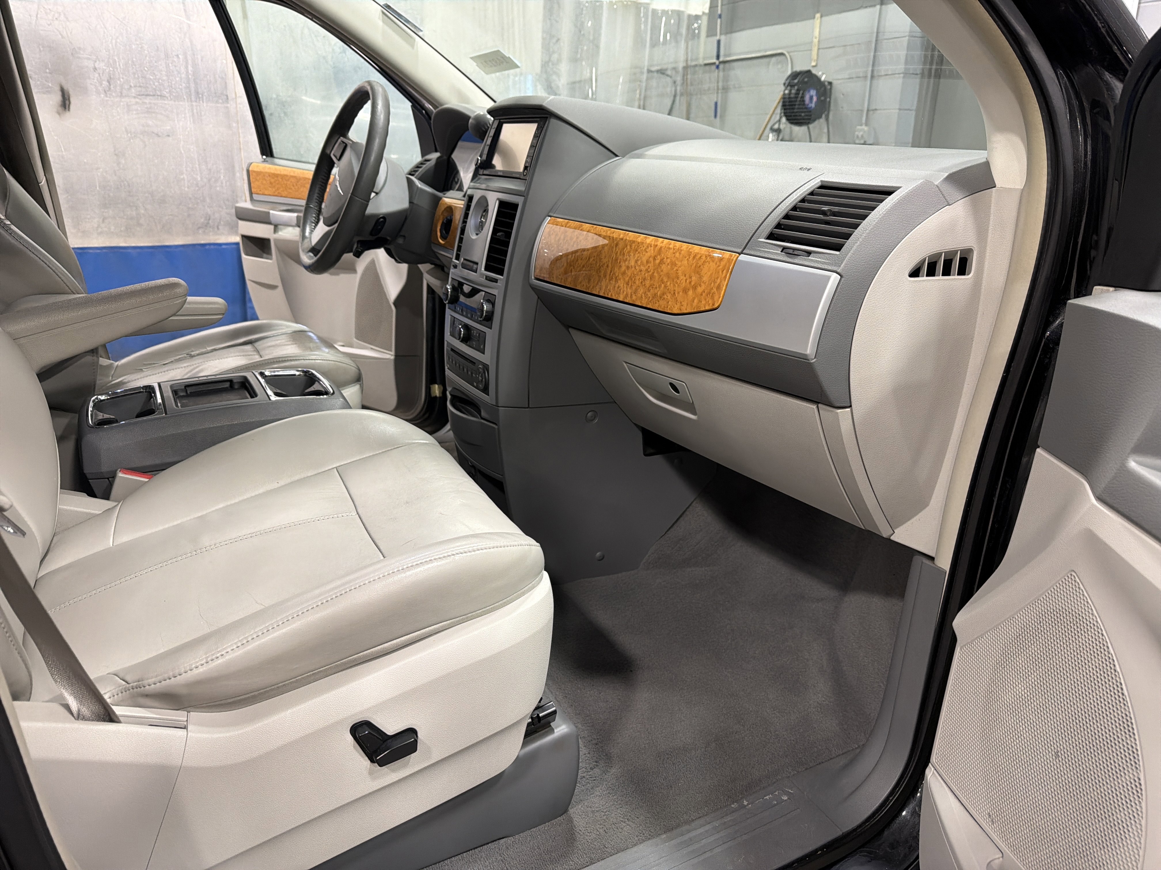 Used 2009 Chrysler Town & Country Limited w/ Entertainment Group #3 image 12