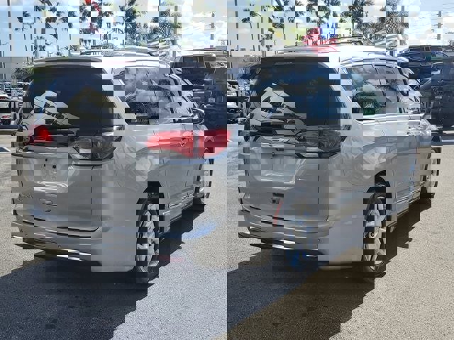 Used 2018 Chrysler Pacifica Touring-L w/ Tire & Wheel Group image 7