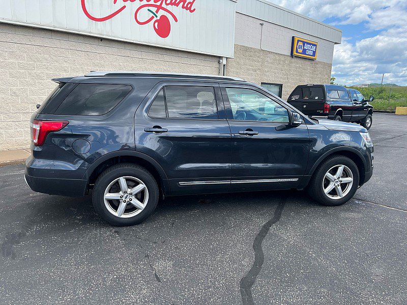 Used 2017 Ford Explorer XLT w/ Equipment Group 202A AWD/4WD image 8
