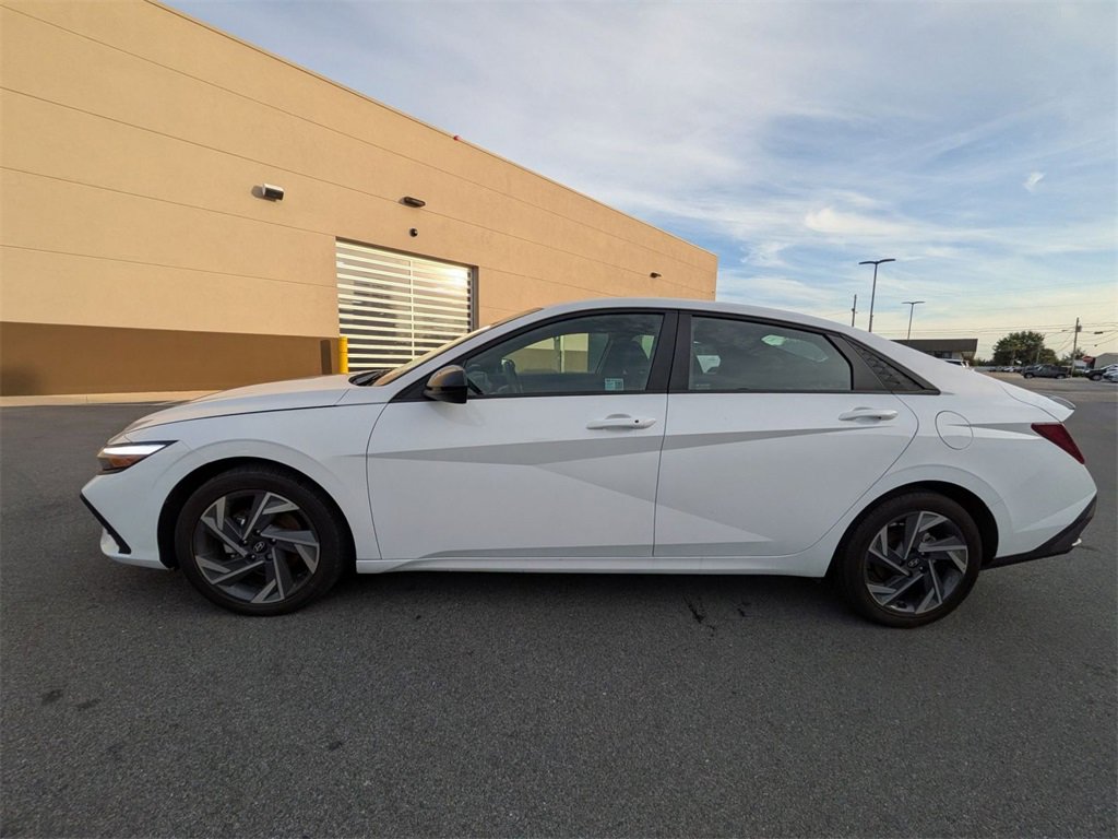 Certified 2025 Hyundai Elantra Sport w/ Cargo Package image 9