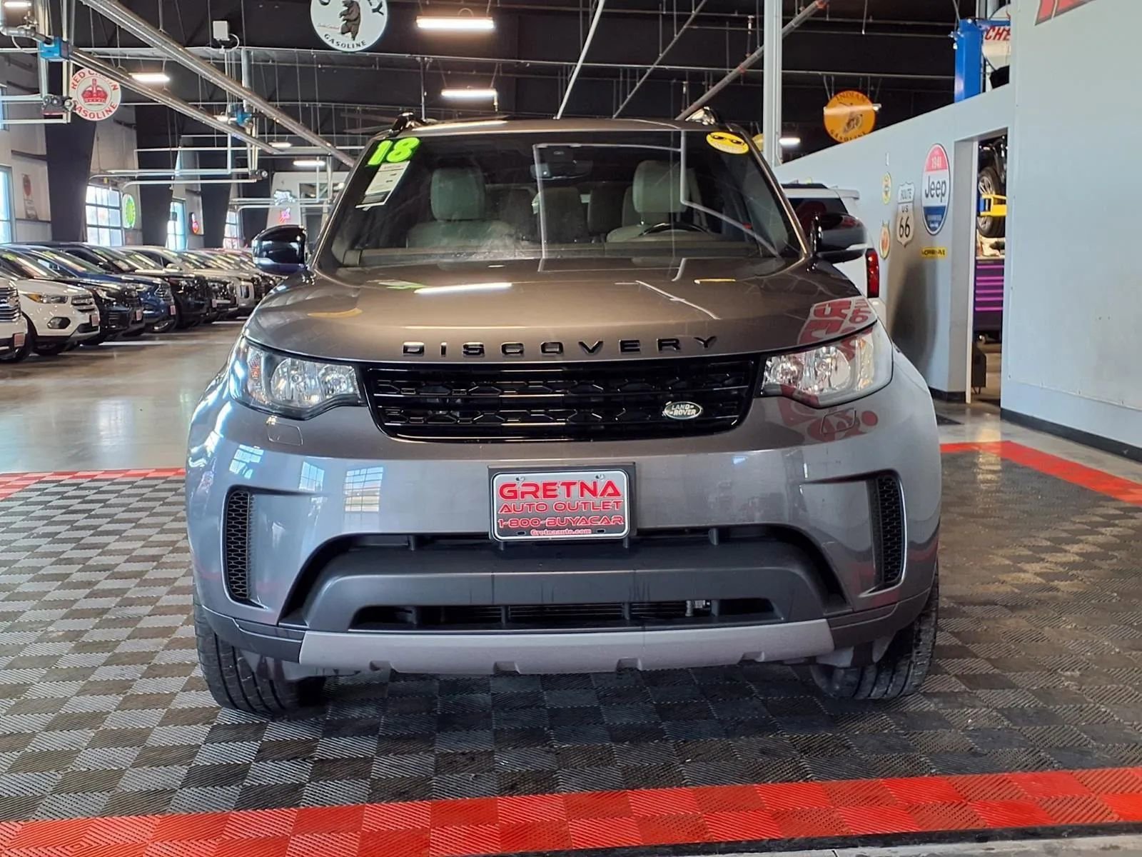 Used 2018 Land Rover Discovery SE image 2