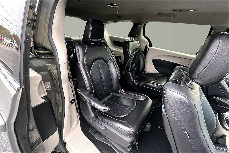 Used 2022 Chrysler Pacifica Touring-L w/ Uconnect Theater Family Group image 27