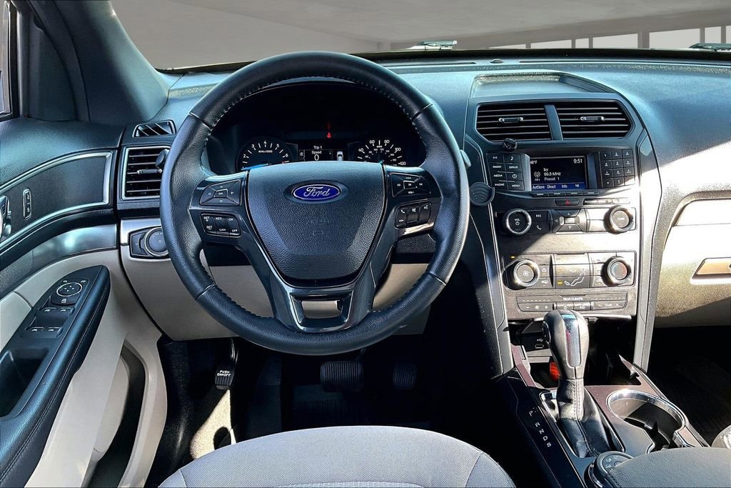 Used 2019 Ford Explorer XLT image 5