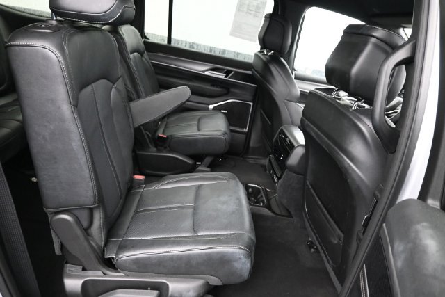 Used 2025 Jeep Wagoneer Series II AWD/4WD image 8