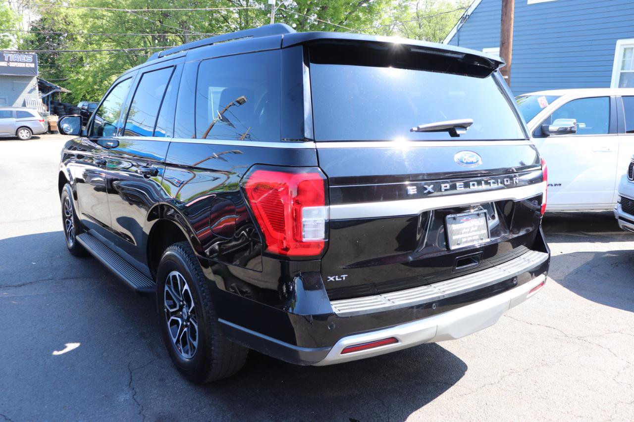 Used 2024 Ford Expedition XLT AWD/4WD image 3
