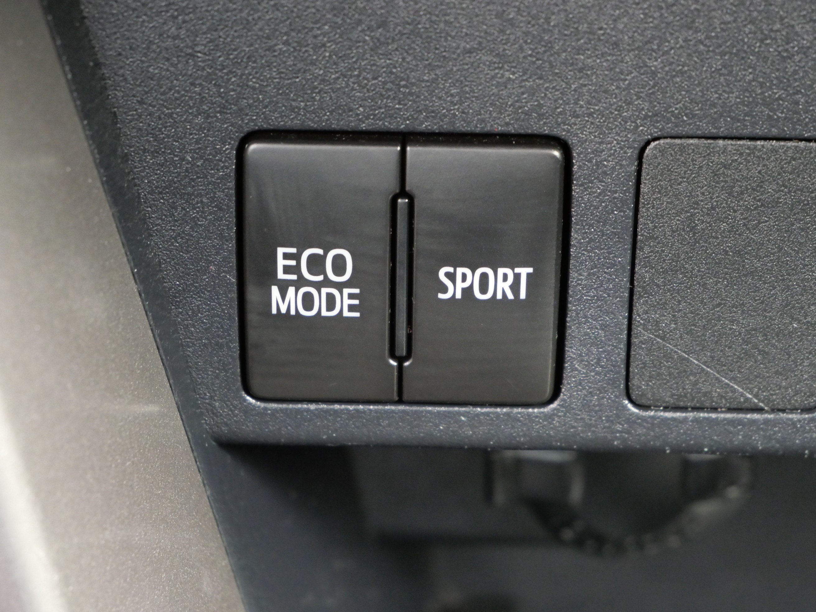 Used 2018 Toyota RAV4 LE w/ Carpet Mat Package AWD/4WD image 30