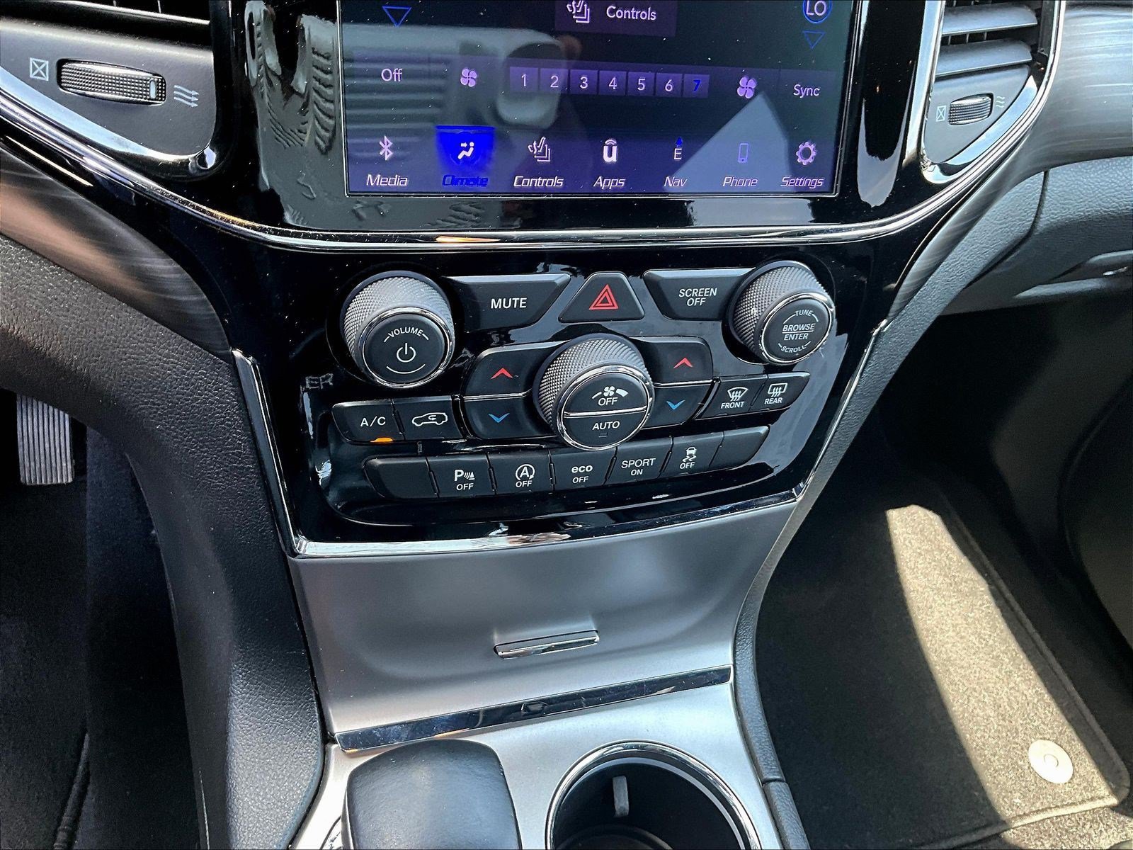 Used 2019 Jeep Grand Cherokee Laredo w/ Laredo X Package RWD image 15