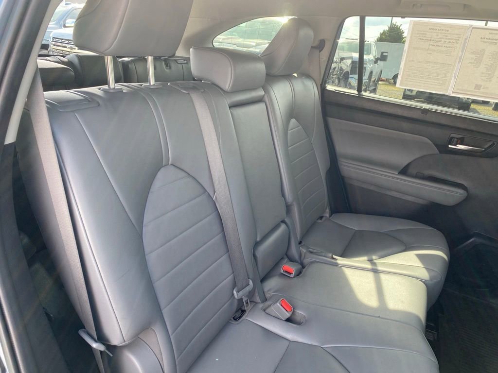 Used 2021 Toyota Highlander XLE AWD/4WD image 21