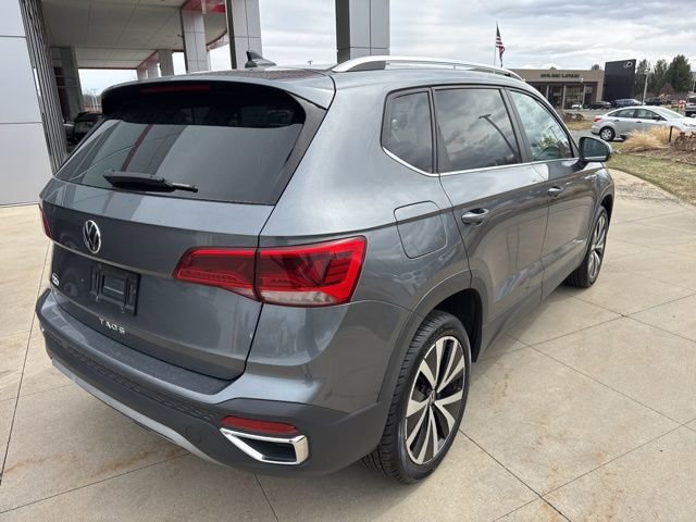 Used 2022 Volkswagen Taos SE w/ Panoramic Sunroof Package FWD image 7