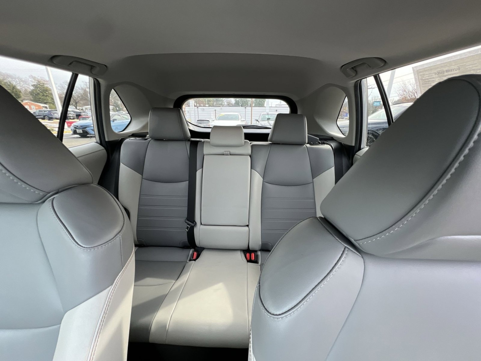 Used 2021 Toyota RAV4 XLE Premium image 5