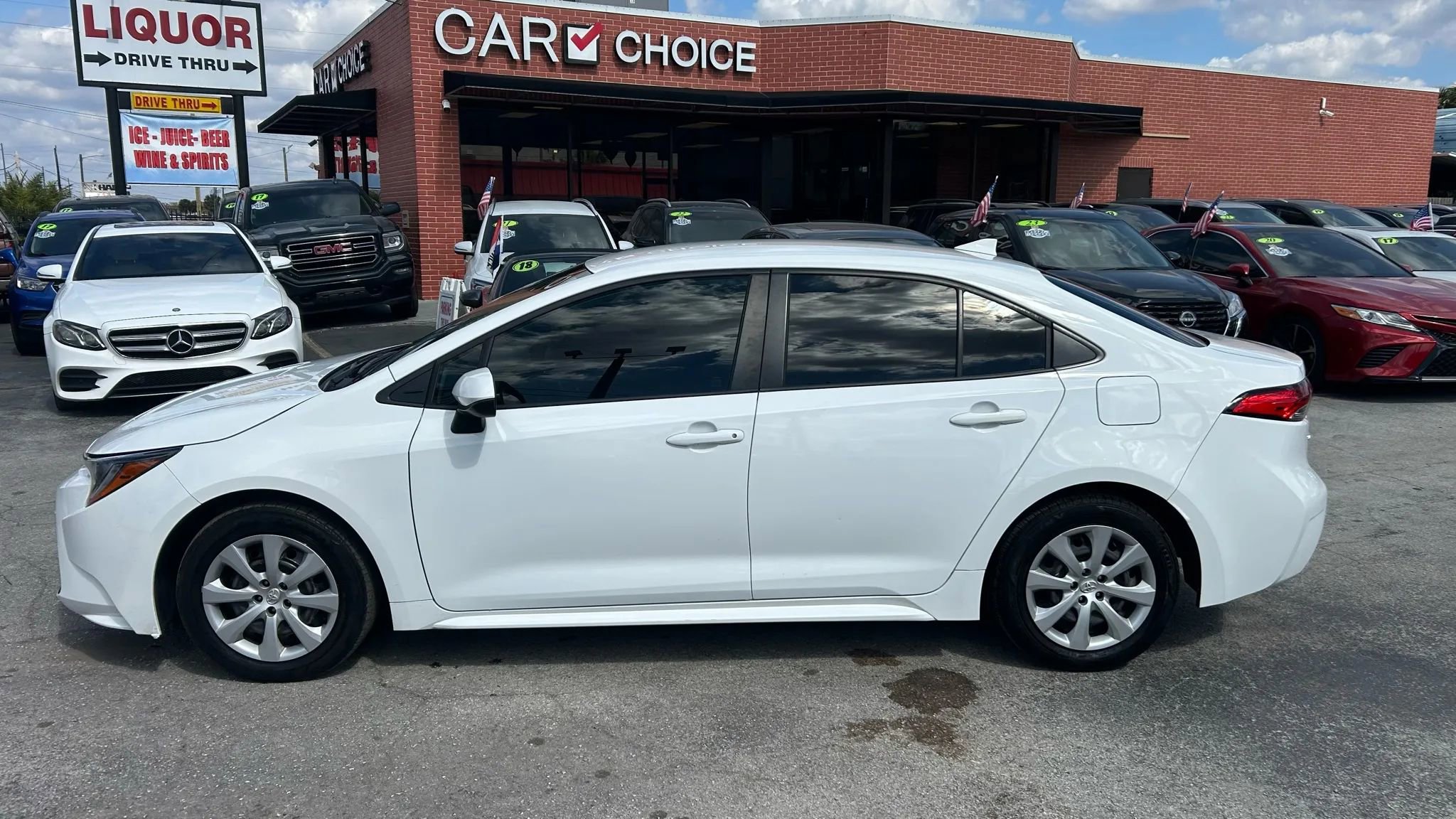Used 2022 Toyota Corolla LE image 1