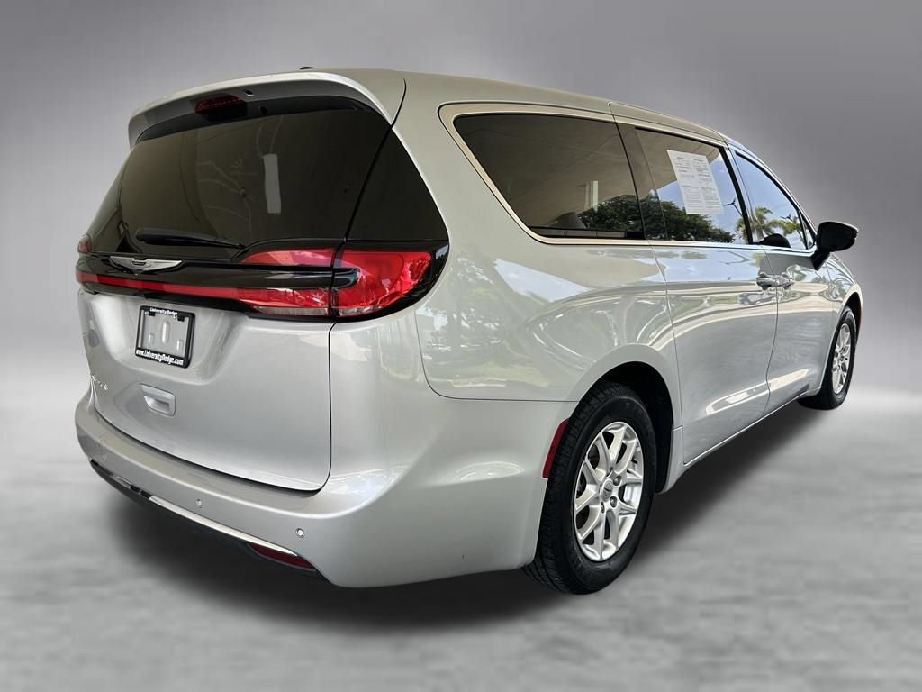 Used 2024 Chrysler Pacifica Touring-L FWD image 3