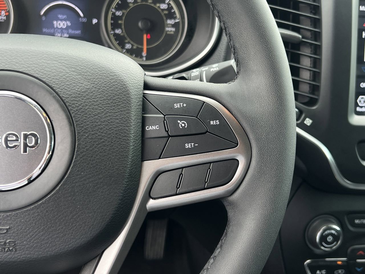 Used 2022 Jeep Cherokee Latitude Lux FWD image 11
