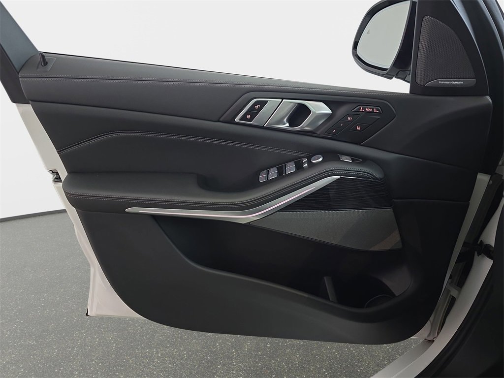 Used 2023 BMW X7 xDrive40i w/ M Sport Package image 31