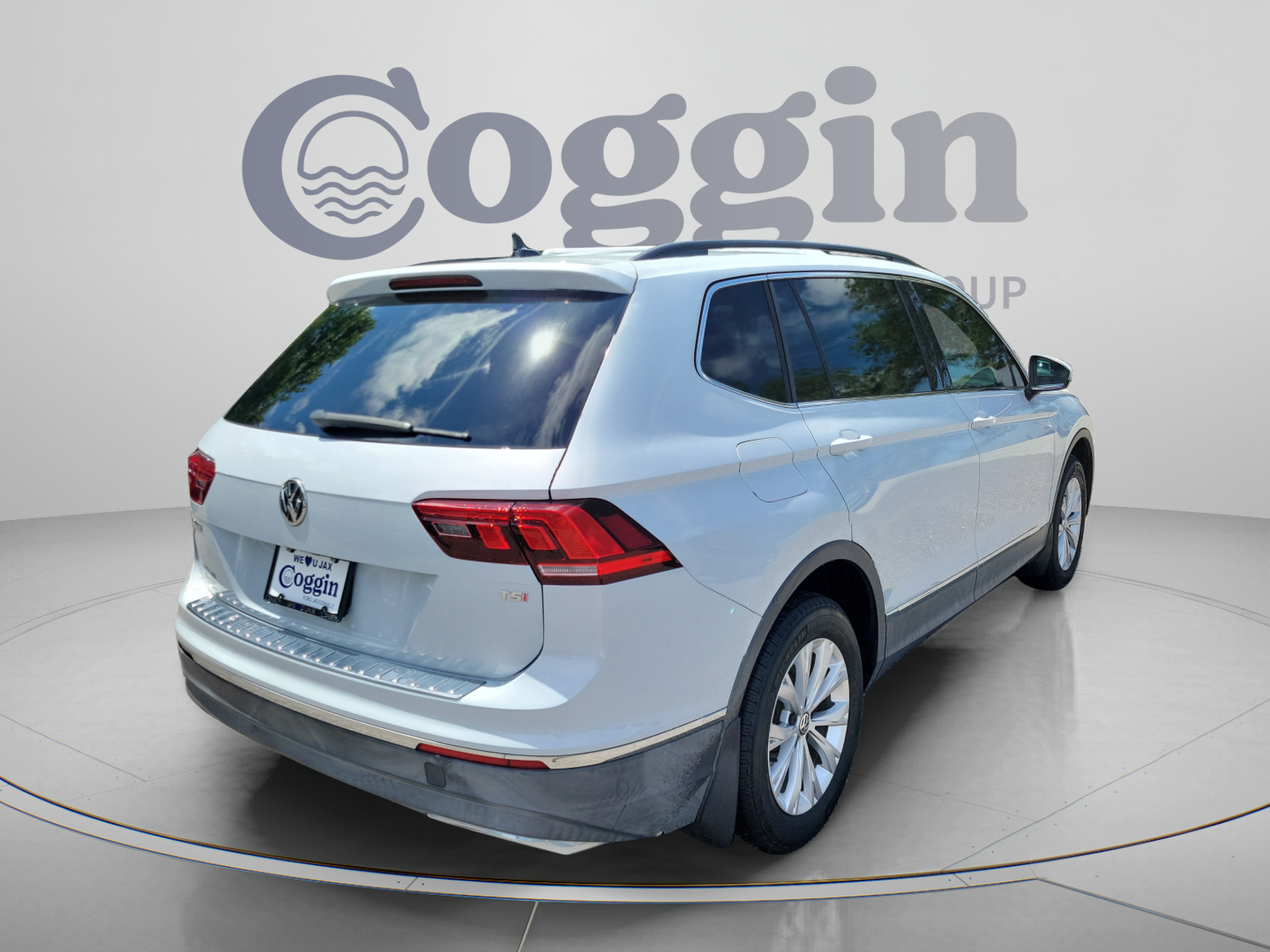 Used 2018 Volkswagen Tiguan SE w/ Panoramic Sunroof Package FWD image 3
