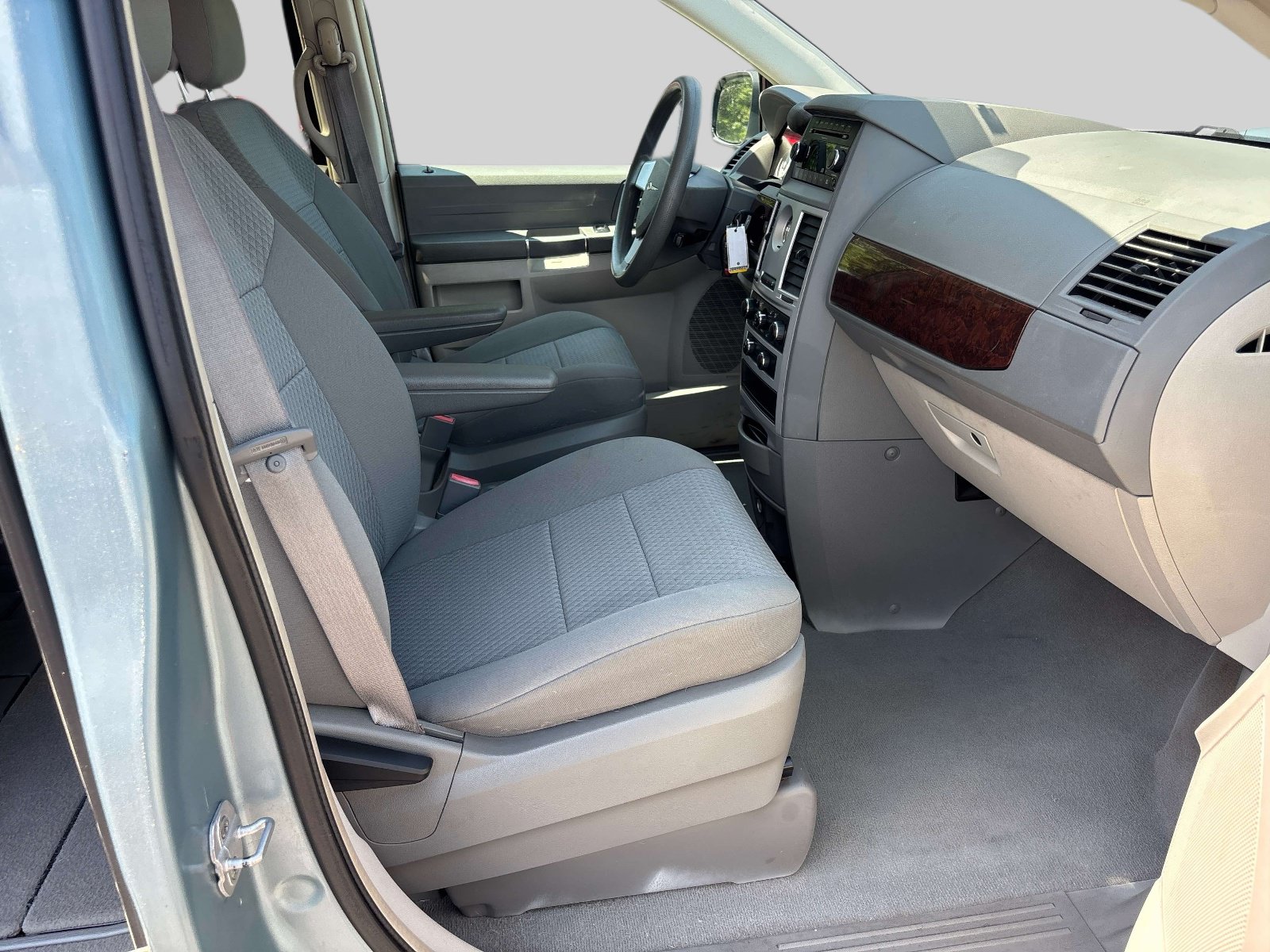 Used 2010 Chrysler Town & Country LX w/ PWR Convenience Group FWD image 18