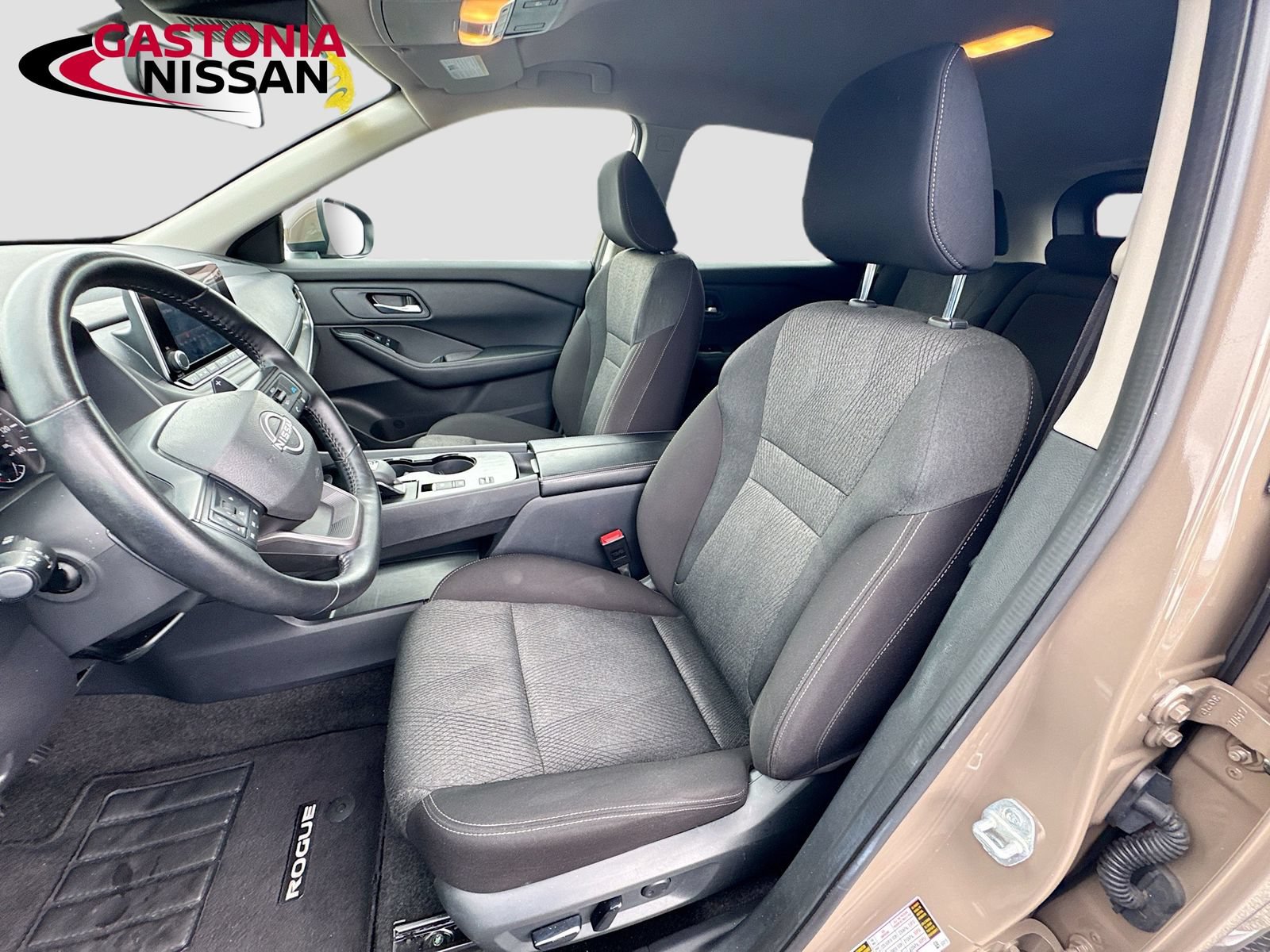 Used 2025 Nissan Rogue SV FWD image 27